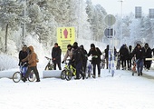 Migranci z Bliskiego Wschodu na przejściu granicznym między Rosją i Finlandią w lapońskim Salla.