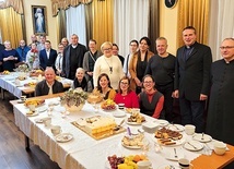 Ekipa organizacji świętowała urodziny m.in. z bp. Piotrem Przyborkiem.