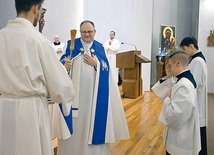 Rektor błogosławi nowo obłóczonych seminarzystów.