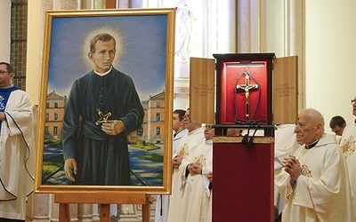 Przy ołtarzu wystawiono portret oraz krzyż oblacki błogosławionego.