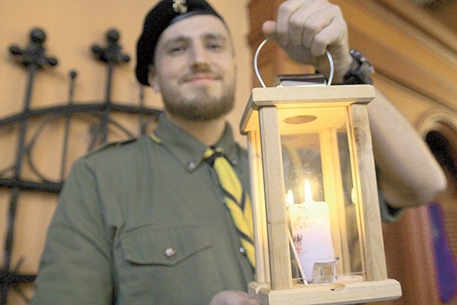 Harcerze ze Związku Harcerstwa Polskiego przywieźli symboliczny płomień.