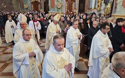 Eucharystia w lubelskiej katedrze z udziałem przedstawicieli wszystkich gałęzi oazy.