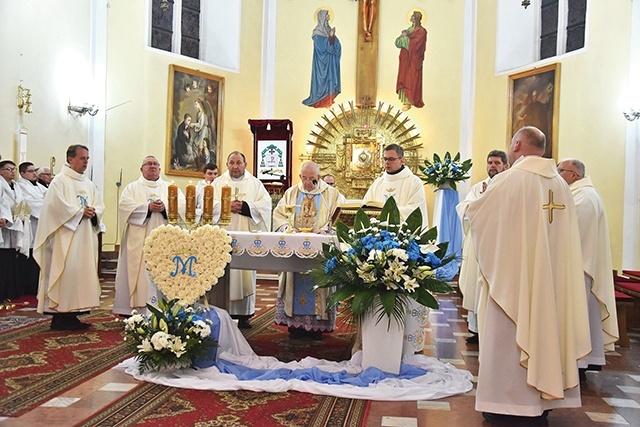 	W sanktuarium Matki Bożej Niepokalanej Przewodniczki Mszę św. z bp. Romanem koncelebrowali duchowi synowie św. Pawła od Krzyża.