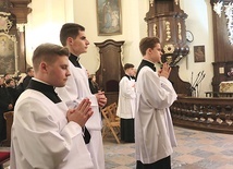 	Zazwyczaj posługi kleryków miały miejsce w seminaryjnej kaplicy. W tym roku uroczystość odbyła się w kościele pw. św. Jana Chrzciciela.