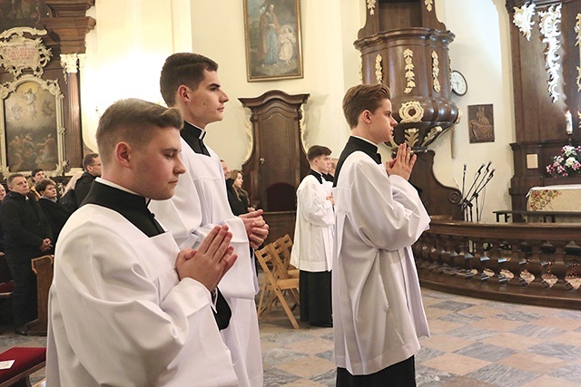 	Zazwyczaj posługi kleryków miały miejsce w seminaryjnej kaplicy. W tym roku uroczystość odbyła się w kościele pw. św. Jana Chrzciciela.