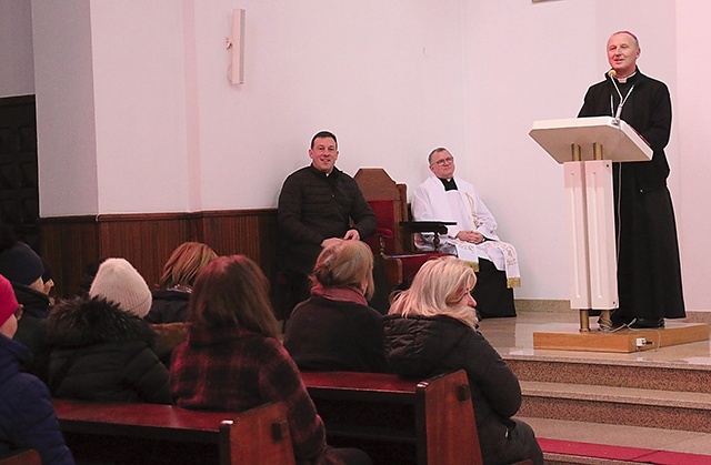 	Bp Marek Solarczyk podziękował nauczycielom religii  za posługę.