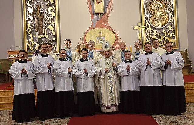 Bp Marek Solarczyk z zarządem WSD i klerykami, którzy po raz pierwszy założyli sutanny. 