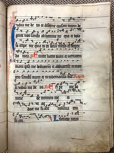 Karta z graduału Ms. 68 z opactwa cysterskiego w Paradyżu (własność: Archiwum Archidiecezjalne im. ks. Ignacego Posadzego w Poznaniu).