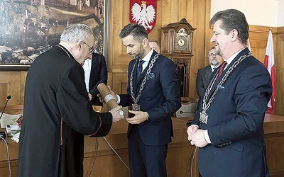 Bp Jacek Jezierski przekazał włodarzom miasta dekret Stolicy Apostolskiej.