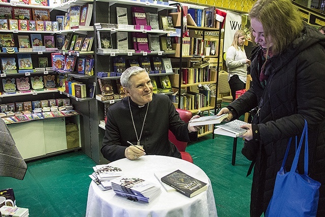 	Wśród goszczących pisarzy był bp Krzysztof Nitkiewicz.