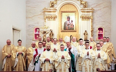 	W czasie celebracji liturgicznych wyświęceni alumni ubrani będą w albę ze stułą przewieszoną przez lewe ramię oraz szatę wierzchnią zwaną dalmatyką.