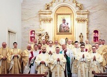 	W czasie celebracji liturgicznych wyświęceni alumni ubrani będą w albę ze stułą przewieszoną przez lewe ramię oraz szatę wierzchnią zwaną dalmatyką.