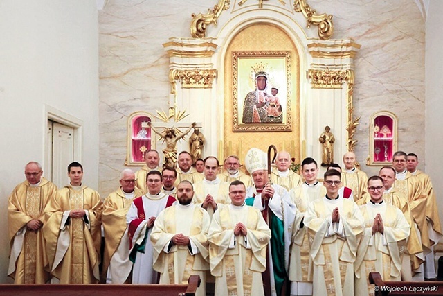 	W czasie celebracji liturgicznych wyświęceni alumni ubrani będą w albę ze stułą przewieszoną przez lewe ramię oraz szatę wierzchnią zwaną dalmatyką.