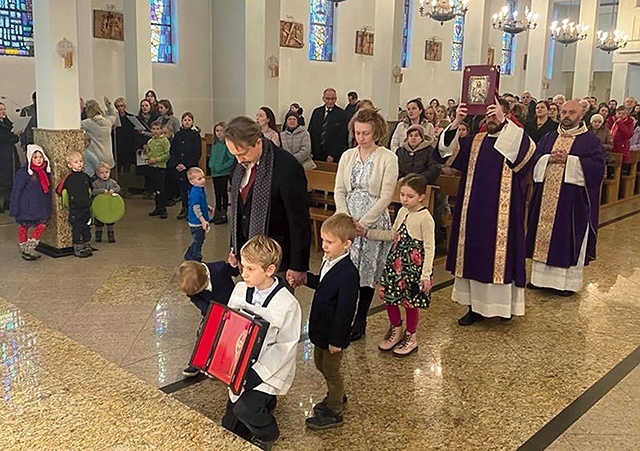 	W parafii Matki Bożej Saletyńskiej trwa peregrynacja relikwii rodziny wyniesionej na ołtarze.