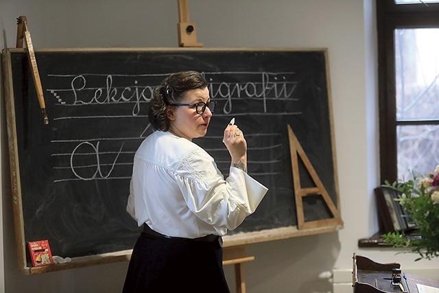 Placówka pielęgnuje ideę szkoły jako miejsca tworzenia wspólnoty odpowiedzialnej za edukację.