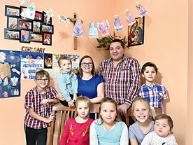 Pod sufitem girlanda z aniołków, na ścianie plakat z napisem „Czekamy” – mama Marzena, tato Janusz i ich siedmioro dzieci: Piotr, Dawid, Lila, Hania, Gloria, Santiago i roczna Estera dbają o atmosferę w domu, a przede wszystkim w sercu