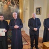 Ks. Mirosław Bucior odebrał nominację z rąk abp. Stanisława Budzika.