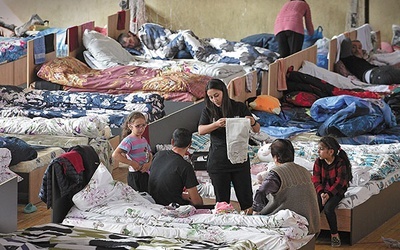 W armeńskim mieście Artashat dla uchodźców przygotowano tymczasowe schronienie w kompleksie sportowym. 
