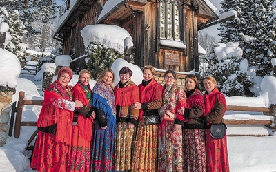 Przed świętami góralki uczestniczyły w sesji fotograficznej na witowiańskiej Płazówce.