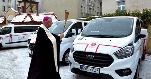 Bp Szlachetka pobłogosławił pojazdy.