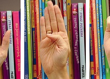 	Znak „pomóż mi” składa się z trzech elementów: pokazujemy dłoń otwartą, kierujemy kciuk do jej wnętrza i zaciskamy na nim pozostałe palce, tworząc pięść.
