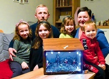 Domowa szopka zielonogórzan. Na zdjęciu: małżonkowie ze swoimi dziećmi: Justyną (12 lat), Basią (9  lat), Dominiką (5 lat) i Karolem (3 lata).