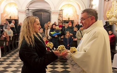 Klaudia Rusin przynosi w darze ołtarza symbol apostolstwa.