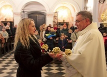 Klaudia Rusin przynosi w darze ołtarza symbol apostolstwa.