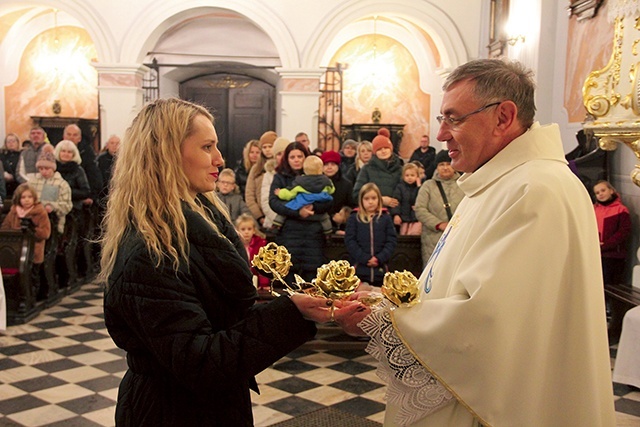 Klaudia Rusin przynosi w darze ołtarza symbol apostolstwa.