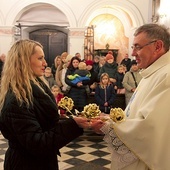 Klaudia Rusin przynosi w darze ołtarza symbol apostolstwa.