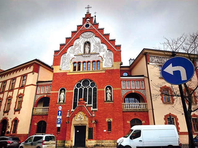 	Kościół NSPJ przy ul. Garncarskiej został wybudowany z inicjatywy założyciela zakonu, który był wielkim czcicielem Serca Bożego.