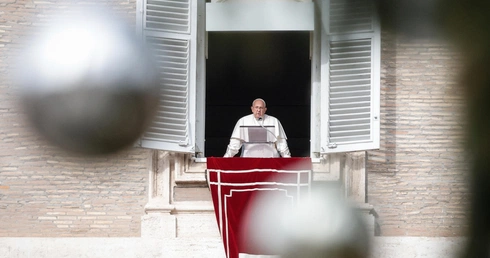 Papież na Anioł Pański: miłość rodzi życie i otwiera drogi pokoju