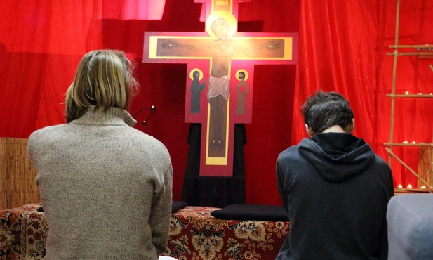 Przeor Taizé zachęca młodzież do udziału w procesie synodalnym