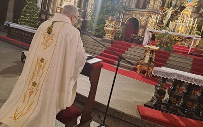 Bp Marek Mendyk przed Najświętszym Sakramentem dziękował za kończący się rok.