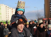 W stalowowolskim orszaku udział biorą całe rodziny.