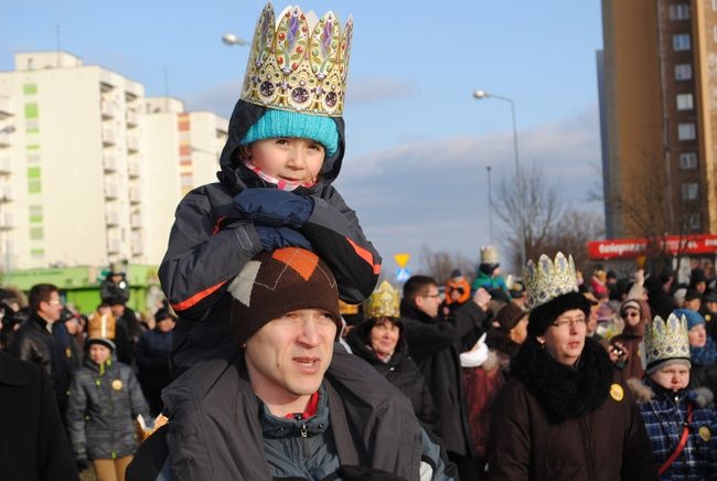 W stalowowolskim orszaku udział biorą całe rodziny.