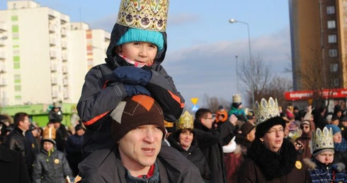 W stalowowolskim orszaku udział biorą całe rodziny.