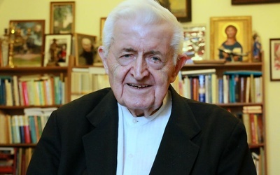 Bp Ryszard Karpiński niedawno skończył 88 lat.