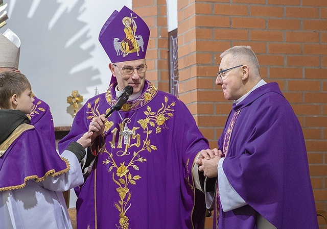 	Parafianie dziękowali za wspólnotę i jej wieloletniego proboszcza, ks. Jana Gardulskiego.