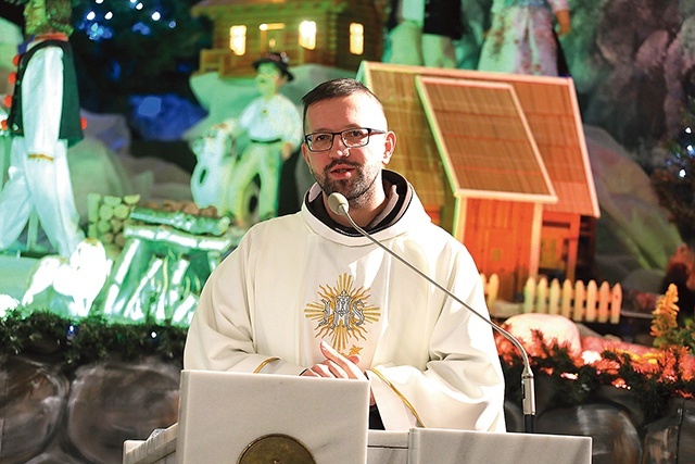 	Proboszcz o. Ignacy Winiarski OFM zapraszał do wspólnego świętowania.