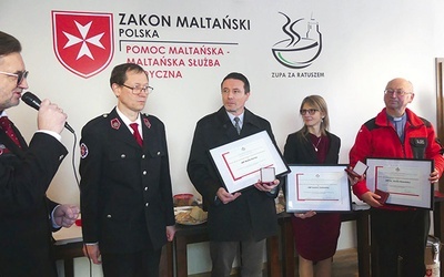 	Laureaci z dyplomami z (od lewej) Markiem Glenszczykiem i Marcinem Świeradem.