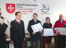 	Laureaci z dyplomami z (od lewej) Markiem Glenszczykiem i Marcinem Świeradem.