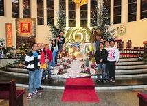 	Filipińska załoga, uczestnicy Mszy Świętej w gdyńskim kościele redemptorystów.