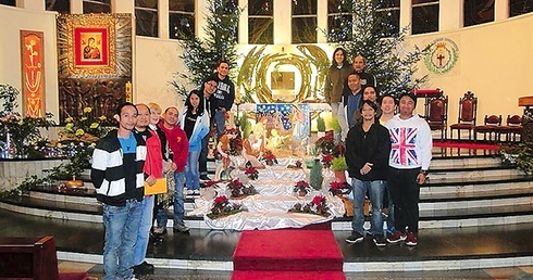 	Filipińska załoga, uczestnicy Mszy Świętej w gdyńskim kościele redemptorystów.
