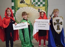 W szkołach Stowarzyszenia „Węgielek” najmłodsi przygotowywali specjalne stroje z myślą o udziale w świątecznym pochodzie. 