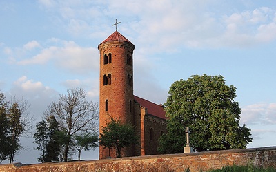 W Inowłodzu do najcenniejszych zabytków należą kościół św. Idziego, ruiny zamku i dawna synagoga.