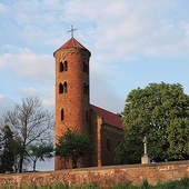 W Inowłodzu do najcenniejszych zabytków należą kościół św. Idziego, ruiny zamku i dawna synagoga.