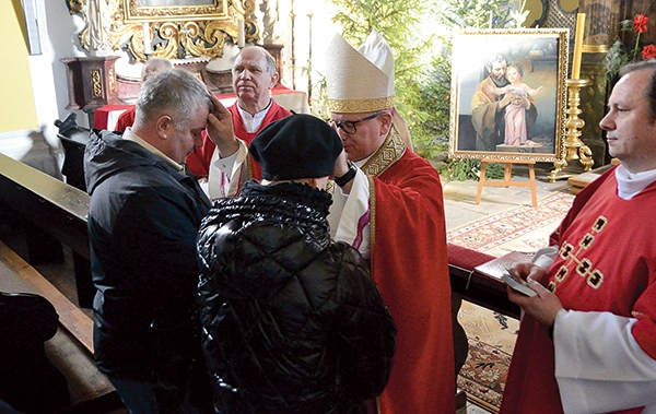 Indywidualne błogosławieństwo udzielane było w kaplicy św. Józefa.