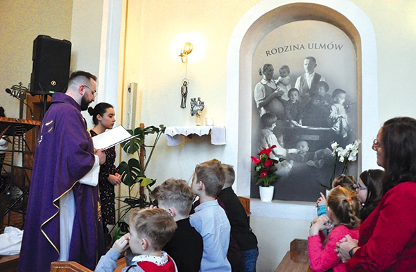 W niszy znalazło się również miejsce na obraz błogosławionych.