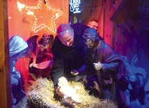 Biskup Marek Solarczyk umieścił figurkę Dzieciątka Jezus w szopce na placu Corazziego.